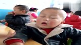 熊孩子上课打瞌睡了，接下来熊孩子的反应太逗了