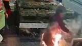辽宁丹东一男子将可燃液体泼向女摊业主 自己身上也被点燃