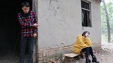 美女找小伙子借钱买小猪仔，没想被小伙子套路，太逗了