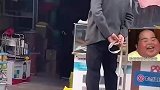 孙女让外婆帮遛狗转身只剩狗绳