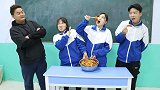 老师让同学挑战吃“爆辣酱萝卜”，没想女同学轻松成功，赢得奖励