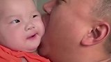 这就是爸爸对小宝宝的爱，一定要看到最后，宝宝的表情好萌！