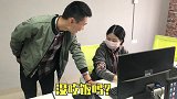 办公室大乱逗：一同事在办公室里捉弄人，最后上演了一幕电钻惊魂