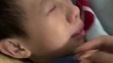 爷爷去世了半年，男孩梦到爷爷想念他，哭着醒来