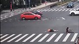 学生骑电动车闯红灯被撞飞负全责 后座未戴头盔当场昏迷
