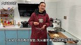小姑子和嫂子吃过桥米线，一人用瓢吃一人用盆吃，这饭量也太大了