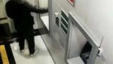 贵州贵阳：和老婆吵架，男子怒砸ATM机泄愤：想去蹲监狱！
