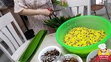 福建媳妇用栀子给糯米染色，包出黄澄澄香气独特的粽子，你见过吗