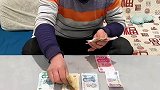 小伙子贪小便宜吃大亏