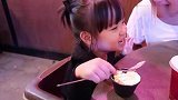 收养的中国宝宝，把外国奶奶逗笑得合不拢嘴，太有爱了