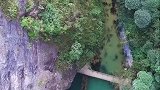 贵州大山中有一个神秘的天坑，坑底有碧绿的潭水太美了