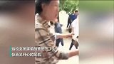 男生手拿玫瑰泰迪玩偶表白女同学 结局让人忍俊不禁