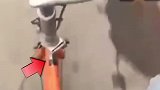 男子骑行独臂三轮车，谁知重心不稳重摔在地