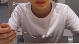 小孩子吃饭也要吃蔬菜，这样才能营养均衡哦
