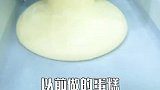 来一口当红的芝士烤蛋糕细腻松软，差点融化在舌尖上@。