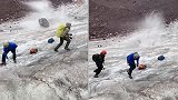 俄罗斯厄尔布鲁士山上巨石滚落 登山者纷纷逃跑躲避