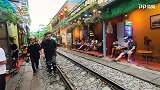 徒步旅行走进越南火车街 火车与咖啡馆“触手可及”