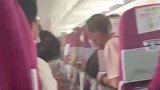 飞机内冒烟，乘客们十分淡定