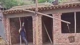 农村大哥制作的搬运神器，把杠杆原理都用上了！