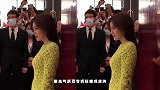 秦岚领奖的旧照火了，穿低领长裙扎马尾辫，造型太美引起热议