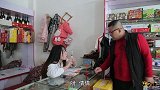 美女拿小伙练扎针，小伙用一个假屁股骗走一箱饮料，真逗