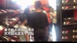 农民工带儿子买耐克疑遭歧视，儿子选中的衣服被店员抢走。耐克 云南