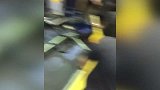 篮球-17年-又来诱惑萌神？总决赛示爱库里女球迷再度现身观战-新闻