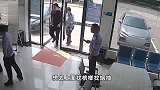 只顾偷东西了？湖北一男子欲在派出所门口行窃警察看呆