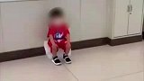 男孩蹲在产房门口等妈妈
