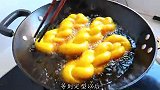 家里有南瓜吗？试试做成南瓜大麻花，比面包好吃，这颜色太馋人了