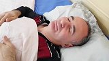 故意恶搞老伴，气球内装满汽水直击丈夫的头，老板很无奈