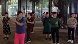 看起来，大妈这边的队伍人心散了