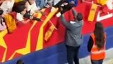 圈粉！亚马尔让安保人员抱下小球迷合影