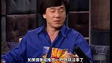 当明星到外国访谈，成龙被嘲讽起身就是一脚，吓懵主持人