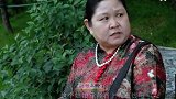 6旬碰瓷大妈遇到美女双胞胎，这下被玩惨了真解气！