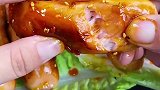 下课啦！下课啦！烤肠 肉质紧实，超有嚼劲，好吃到飞起～美食 美食创作人