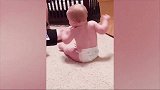 小宝坐在地上疯狂舞蹈，这样子，也太好笑了吧！