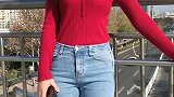 看得出来，牛仔裤美女小姐姐对自己的身材是非常自信的