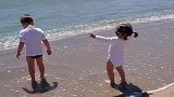第一次带女儿去海边玩，结果一个小浪冲过来，差点把小家伙带走了