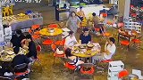 一男子和朋友吃饭时,突然妻子上来就是一顿狂揍,战斗力十足