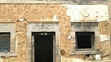 河南一个小山村，发现一座清代老宅，门上4大字清晰可见，认识吗
