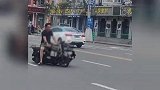 男子骑车疑刮蹭轿车欲逃逸，女子拼命阻拦被拖行数十米！网友炸锅