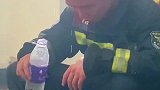 消防员深入火场救援6个小时，用水降温后身上冒白烟