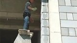 师傅真是艺高人胆大，高空作业连线都不用，看完我也是服气了