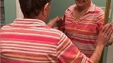 美国84岁阿尔茨海默症老人认不出镜子里的自己 与自己交谈