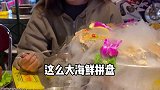 小贺因为烤榴莲被一群大汉给围了美食创作人 探官成团吧 女神打卡地烤榴莲