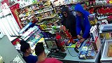 凶悍！三名年轻女子抢劫便利店 男店员遭挥拳暴打
