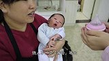 坐月子吃个火锅真难，洋洋怎么哄也不睡觉，姥姥抱着就睡放下就哭