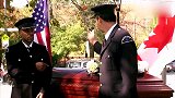 国外爆笑街头恶搞，警察竟和棺木内的老头合影拍照，路人懵圈了