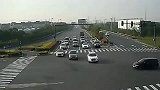这车祸是怎么发生的？要不是监控，谁敢相信这么作死的行为